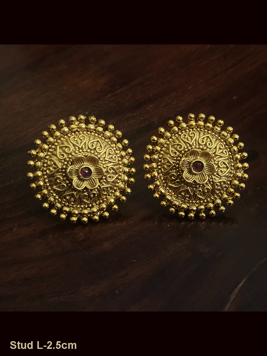 Round flower center 2.5cm diameter studs with ruby stone center