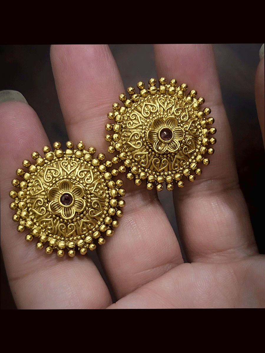 Round flower center 2.5cm diameter studs with ruby stone center