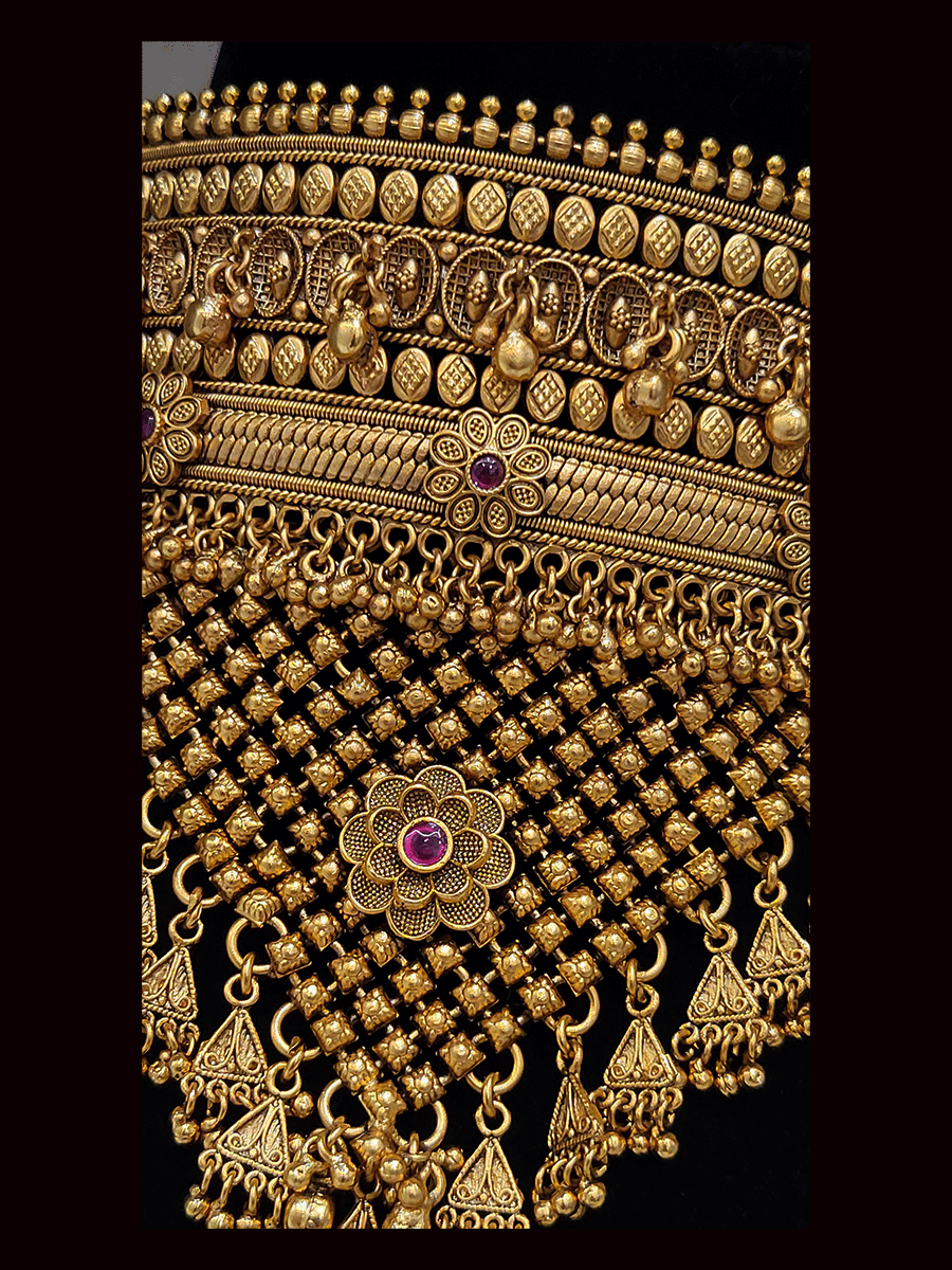 Oval top design with ghunghru hanging rajputi choker and triangular tukdi hangings on mesh design at bottom