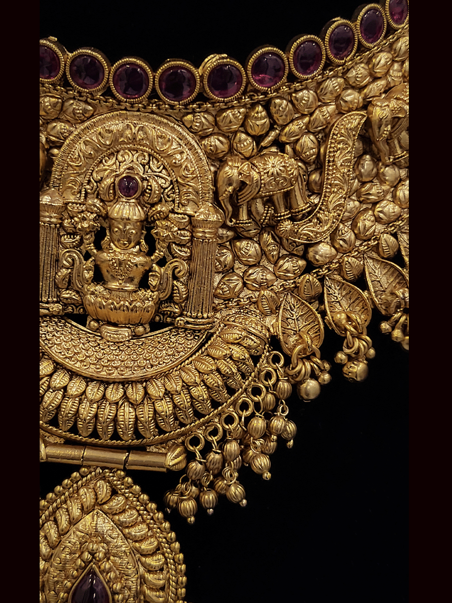 Laxmiji center side elephant motif's 11cm broad set with leaf design tukdi in center (with earring and maangtika)