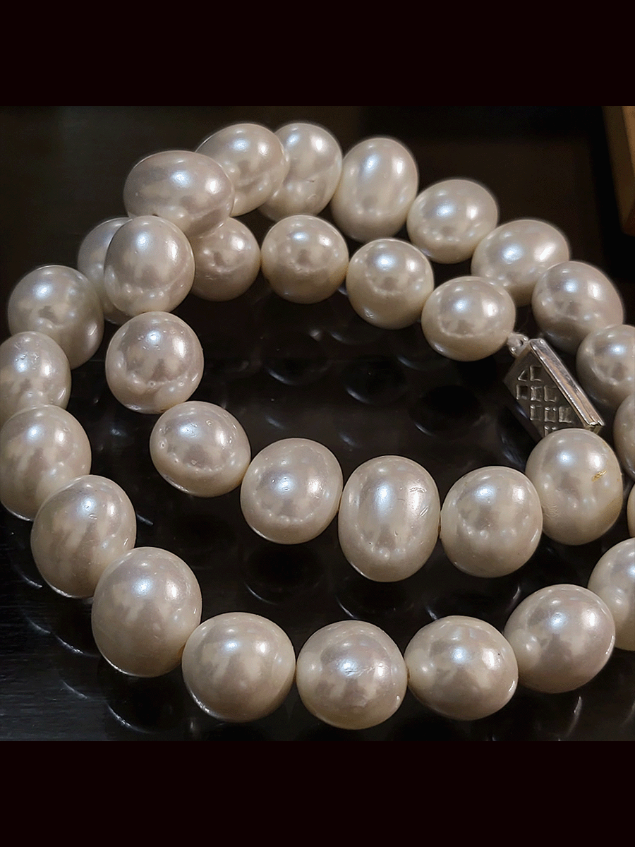 1.75 cm egg shell bead 8 inch long string