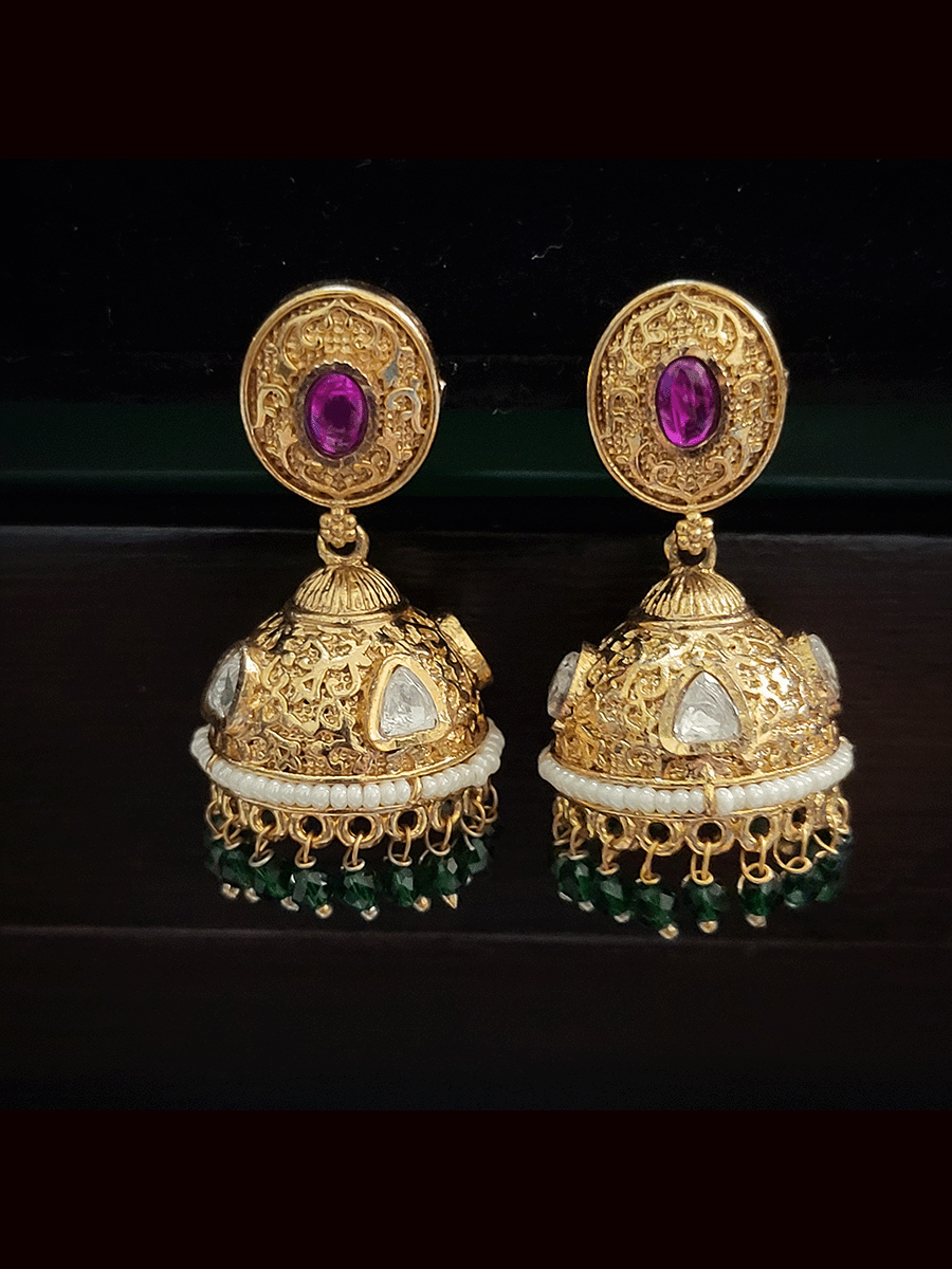 Oval kundan tukdi with ruby stone center set with side cheed strings