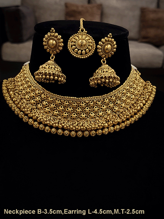 Broad flower mesh choker set with ghunghru hangings(with earrings and maangtika)