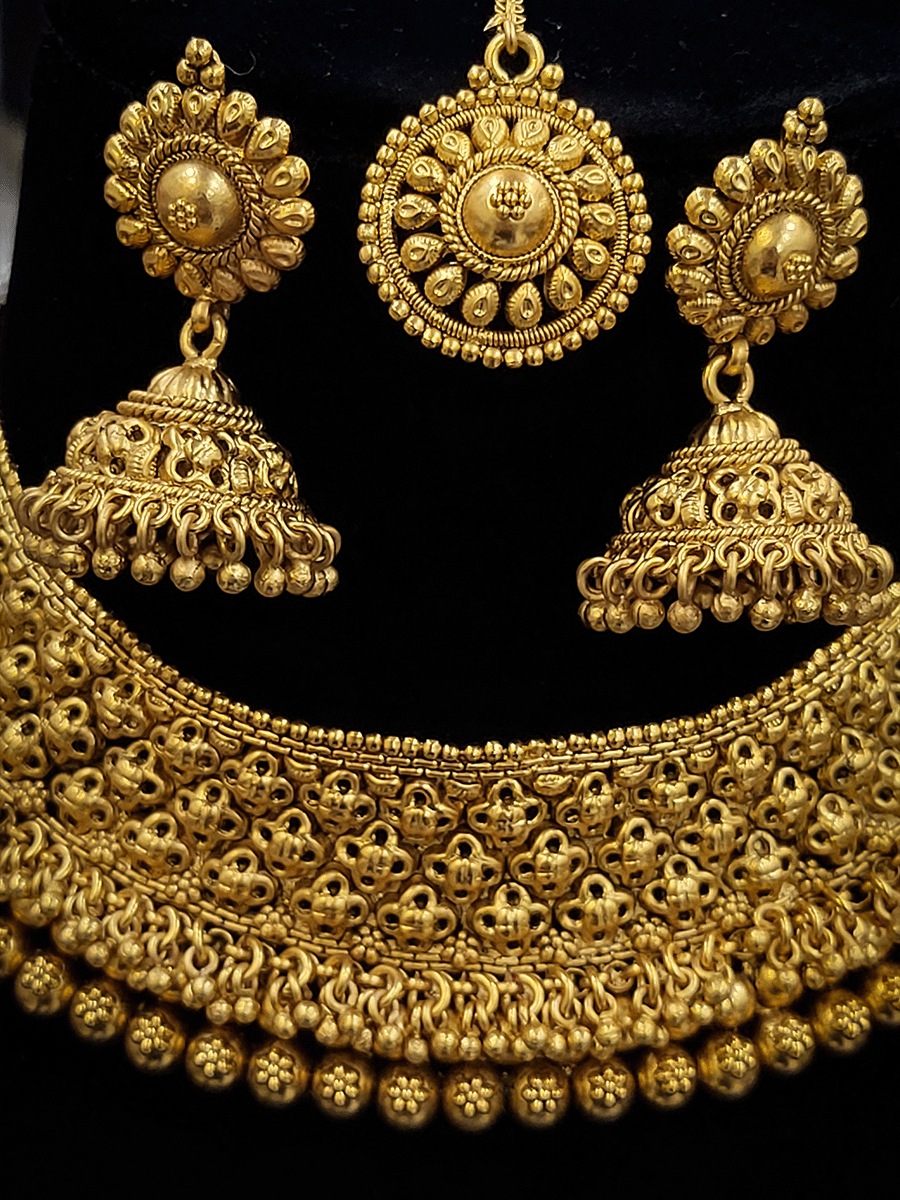 Broad flower mesh choker set with ghunghru hangings(with earrings and maangtika)