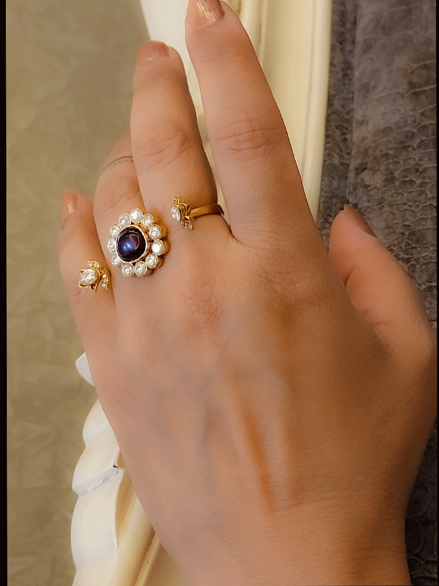 Kundan flower with coloured stone in the middle adjustable double finger ring